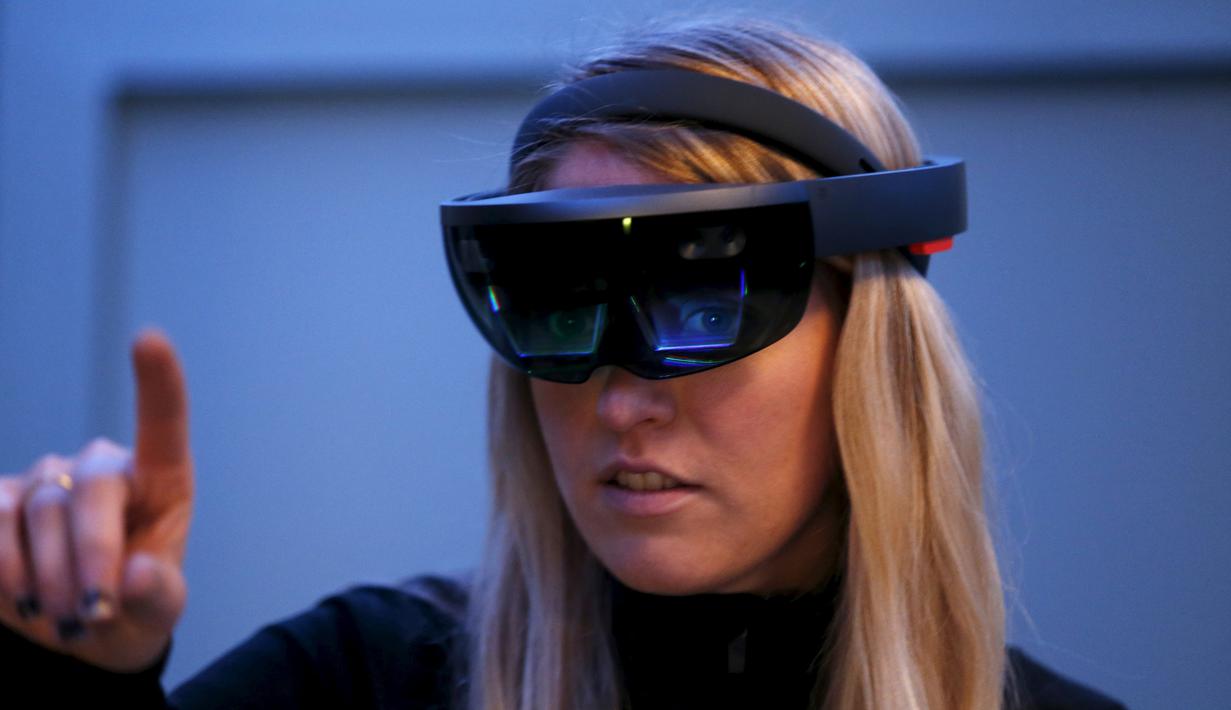 Pegawai Microsoft mencoba merasakan sensasi HoloLens selama Microsoft Build 2016 Developers Conference di San Francisco, California (30/3). Untuk mendapatkan Developement Edition dari HoloLens harus membayar 3.000 dollar AS. (REUTERS/Beck Diefenbach)