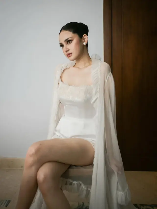 Syifa Hadju Tampil Berbeda dengan Bridal Robe Jumpsuit Putih di Momen Resepsi Bali
