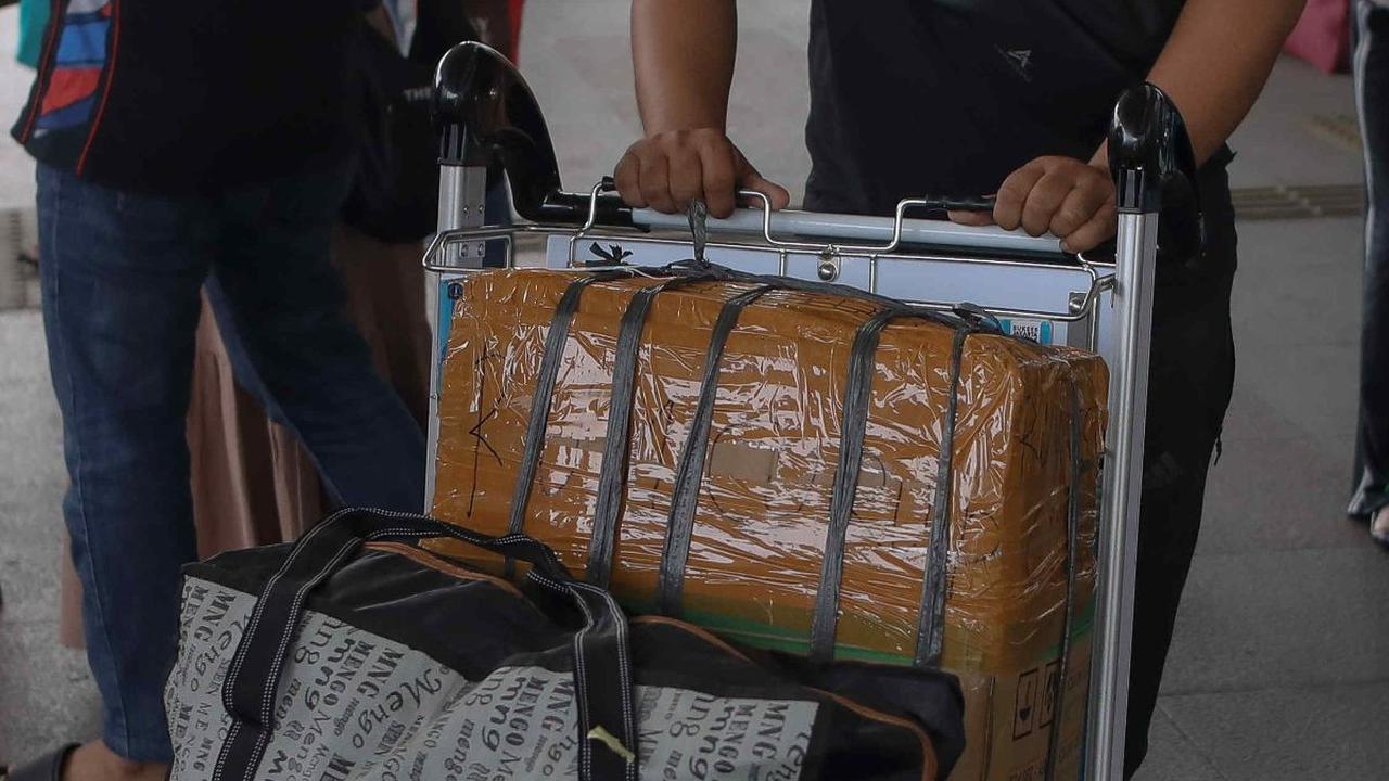 Ribuan penumpang terpantau memadati Terminal Pulo Gebang, pada Kamis (23/5). Mereka terlihat membawa banyak barang bawaan.&nbsp;Foto: Liputan6.com/Herman Zakharia