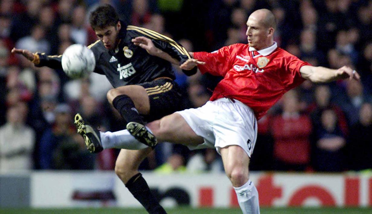 Jap Staam merupakan sosok monster bagi para penyerang di atas lapangan. Pria berkepala botak dengan tatapan tajam tersebut terkenal dengan sifat bengalnya. Bahkan saat pertandingan persahabatan, ia tak tanggung-tanggung melepaskan tekel berbahaya ke penyanyi Inggris, Olly Murs. (AFP/Adrian Dennis)