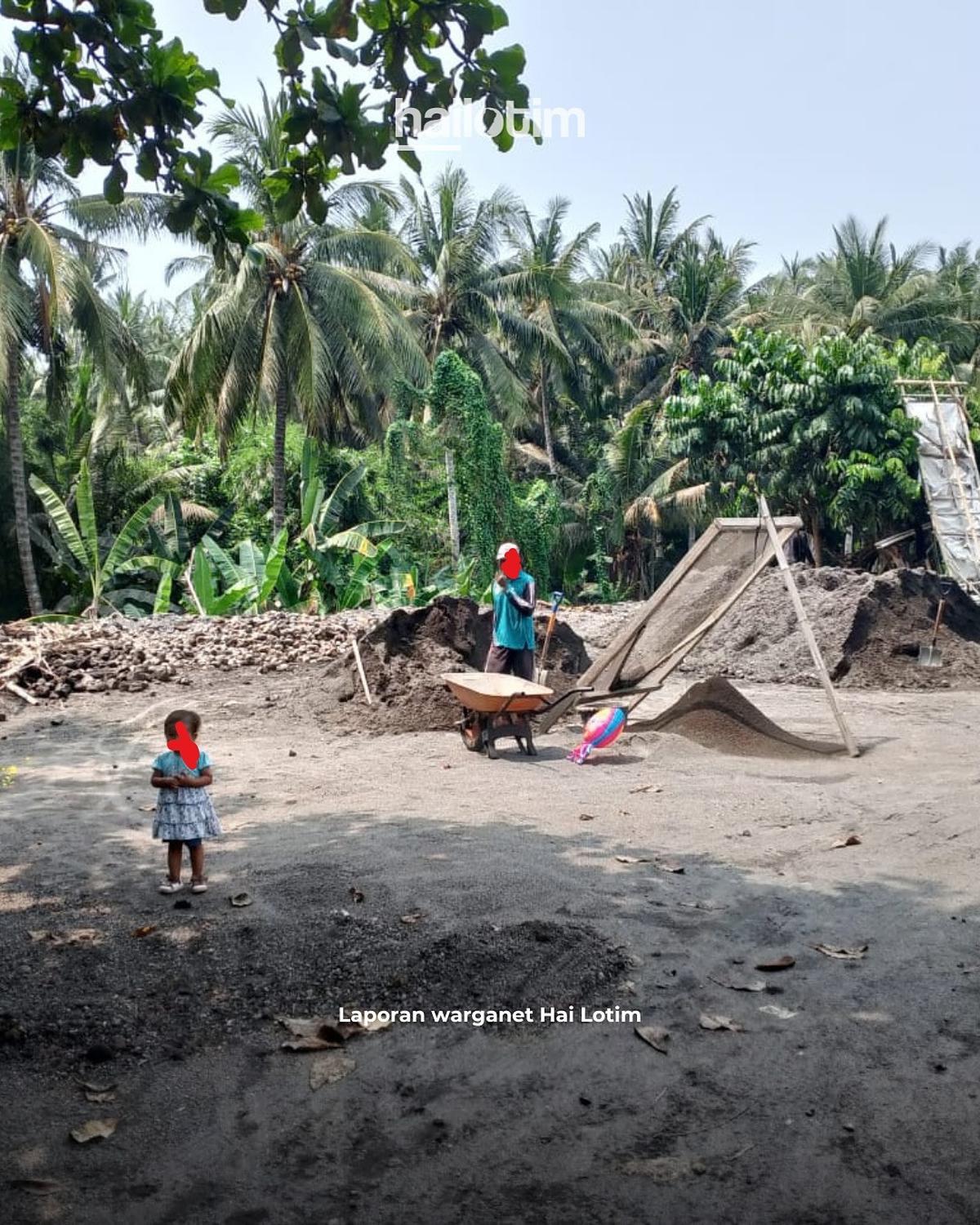 Potret Miris Buruh Pengayak Pasir Bawa Anak Balitanya ke Tempat Kerja