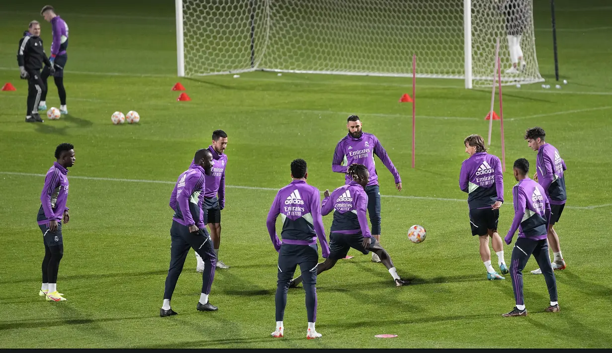 Penyerang Real Madrid Mariano Diaz mengontrol bola saat sesi latihan bersama rekan setimnya, di stadion Al Nassr, di Riyadh, Arab Saudi, Selasa (10/1/2023). Real Madrid akan menghadapi Valencia di King Fahd International Stadium pada semifinal Piala Super Spanyol, Kamis, 12 Januari 2023, dini hari WIB. (AP Photo/Hussein Malla)