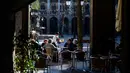 Pelayan melayani pelanggan di sebuah restoran di Barcelona, Spanyol, 23 November 2020. Restoran dan bar di Barcelona serta sekitar Catalonia kembali dibuka setelah tutup selama 40 hari untuk membendung peningkatan kasus virus corona COVID-19. (LLUIS GENE/AFP)