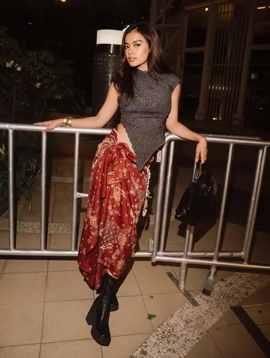 Edgy dan Eva Celia seolah tak terpisahkan. Kali ini putri Sophia Latjuba itu padukan pleated top dari ANW dengan kain Batik merah yang diikat di pinggand dan boots [@evacelia]