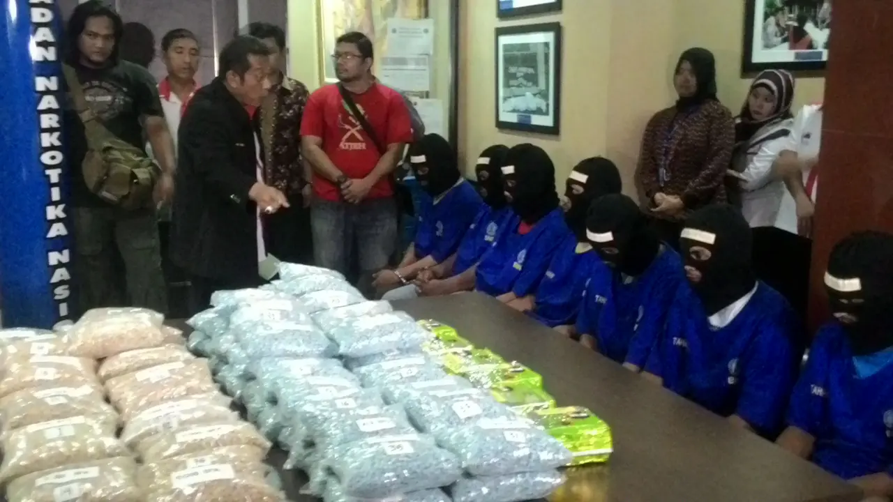 Kesal pada Tersangka, Deputi Pemberantasan BNN Banting Ekstasi