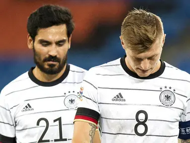 Pemain Jerman, Toni Kroos dan Ilkay Gundogan, tertunduk lesu usai gagal menaklukkan Swiss pada laga UEFA Nations League di Stadion St. Jakob-Park, Senin, (7/9/2020). Kedua tim bermain imbang 1-1. (Peter Klaunzer/Keystone via AP)