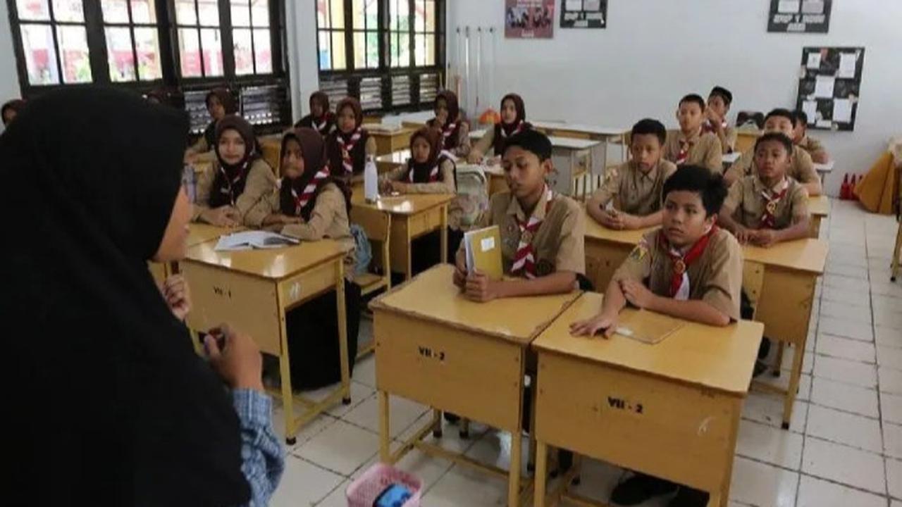VIDEO: Keras! Komisi X DPR Singgung Nasib Guru "Presiden Prabowo Saja Menangis!"