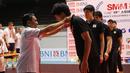 Ketua PBVSI, Imam Sudjarwo mengalungkan medali kepada pemain timnas Jepang usai gelaran Kejuaraan Voli Putra Asia 2017 di GOR Tri Dharma, Gresik, Selasa (1/8). Jepang menjadi kampiun usai menumbangkan Kazakhstan 3-1. (Liputan6.com/Helmi Fithriansyah)