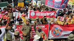 Pegawai Non PNS KNASN dan FHK2I berunjuk rasa di Kantor Kemenpan RB, Jakarta, Rabu (2/5). Mereka menuntut pemerintah memberikan keadilan bagi seluruh pekerja pelayanan publik di pemerintahan untuk menjadi pegawai tetap negara. (Liputan6.com/Johan Tallo)