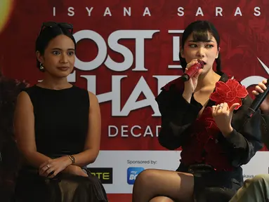 Penyanyi yang juga pencipta lagu, Isyana Sarasvati (tengah) saat memberi keterangan terkait konser satu dekade perjalanan kariernya di kawasan SCBD, Jakarta, Jumat (1/11/2024). (Liputan6.com/Helmi Fithriansyah)