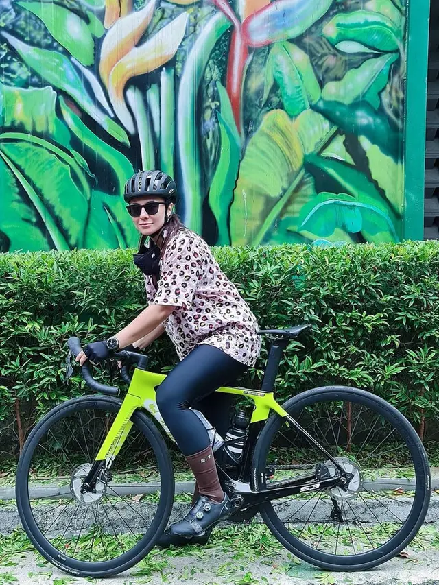 [Fimela] Wulan Guritno Bersepeda