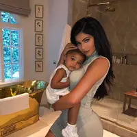 Rumor selalu menghiasi kehidupan pasangan Kylie Jenner dan Travis Scott mulai dari pasangan ini sudah melaksanakan pernikahan hingga hamil anak kedua (Liputan6.com/IG/@kyliejenner).