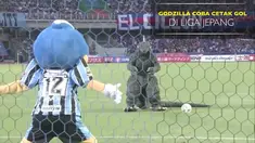 Godzilla beraksi sebelum laga antara Kawasaki Frontale melawan FC Tokyo di Liga Jepang.