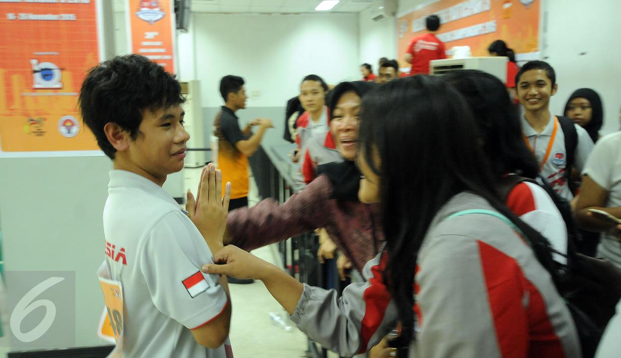 Petembak Junior Indonesia, I Kadek Rico V (kiri) disambut rekan setimnya usai memastikan meraih emas 10m Air Pistol Men Junior Kejuaraan Menembak ASEAN di Jakarta, Rabu (25/11/2015). (Liputan6.com/Helmi Fithriansyah)