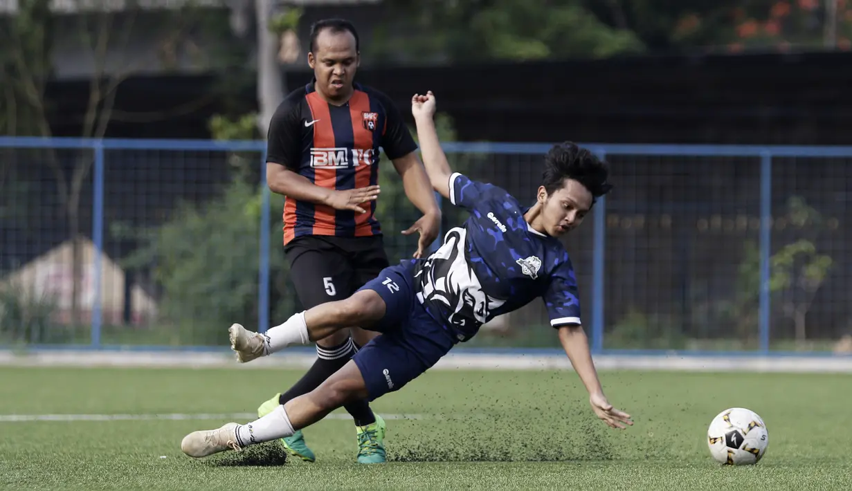 Pemain berebut bola pada laga final Liga AYO Jakarta 2019 di Lapangan Aldiron, Pancoran, Jakarta, Minggu (24/11). Babak Final Liga AYO Jakarta berlangsung ketat dan panas. (Bola.com/Yoppy Renato)