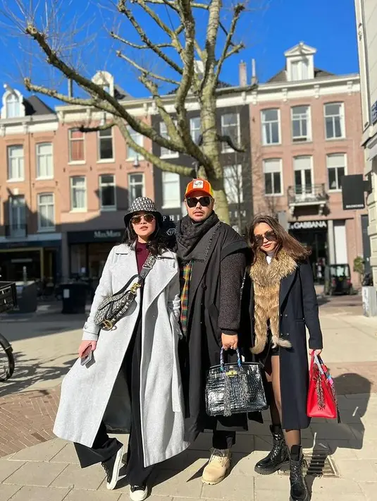 Bertemu Ivan Gunawan di Amsterdam, Gracia Indri tampil dengan Parisian Lok memadukan long sleeve berwarna ungu dan long coat berwarna abu-abu. Sebagai bawahan ia juga mengenakan kulot dan sneakers. (instagram/graciaz14)