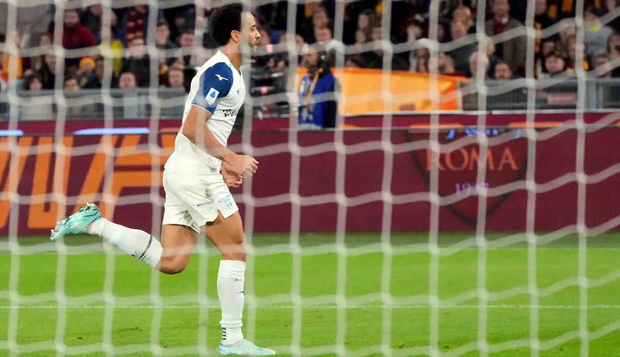 Pemain Lazio Felipe Anderson melakukan selebrasi usai mencetak gol ke gawang AS Roma pada pertandingan sepak bola Liga Italia di Stadion Olimpiade Roma, Italia, 6 November 2022. (AP Photo/Gregorio Borgia)
