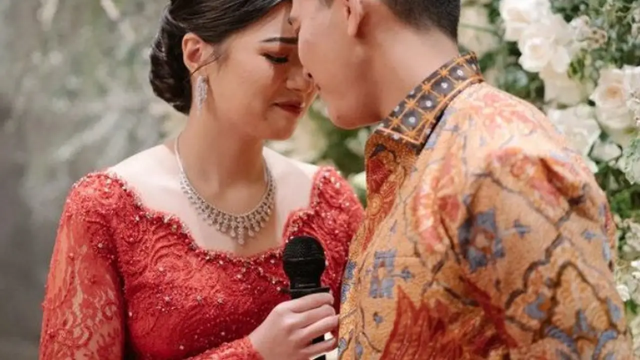 Potret lamaran Angela Adinda Nurrina dan Hafiz Prasetia Akbar (Sumber: Instagram/hafizzyakbar dan Instagram/angelaperkasa)