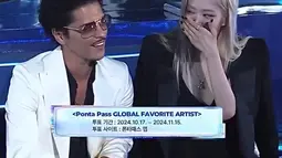 Ini merupakan ajang penghargaan yang mereka hadiri bersama-sama sejak kesuksesan lagu "APT". (Foto: Doc MAMA Awards 2024 via X)