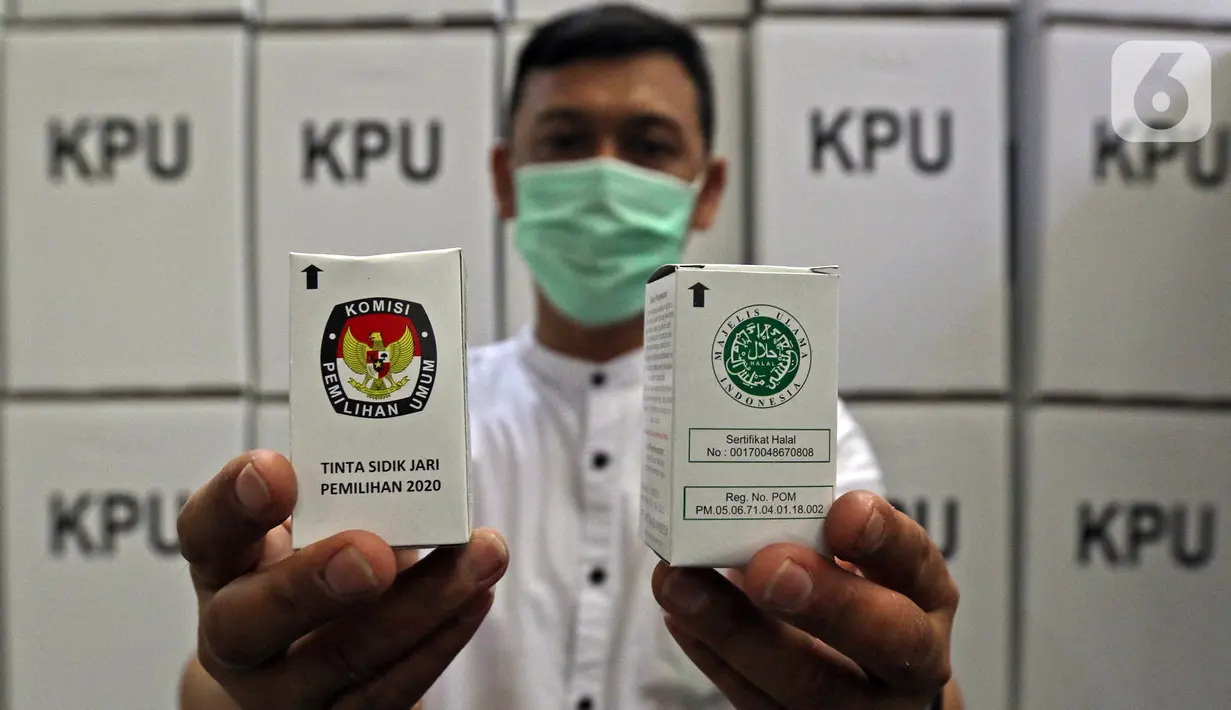 Petugas menunjukkan tinta sidik jari di Gudang Logistik KPU, Depok, Jawa Barat, Jumat (13/11/2020). KPU Kota Depok telah merakit 4.015 kotak suara serta menyediakan 16.060 bilik suara yang akan digunakan untuk Pilkada Kota Depok pada 9 Desember 2020. (Liputan6.com/Herman Zakharia)