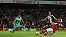 <p>Gelandang Arsenal, Granit Xhaka menendang bola saat bertanding melawan Newcastle United selama pertandingan lanjutan Liga Inggris di stadion Emirates di London, Rabu (4/1/2023). Hasil ini membuat Arsenal kini mengumpulkan 44 poin di puncak klasemen dan Newcastle berada di posisi ketiga dengan 35 poin. (AP Photo/Ian Walton)</p>
