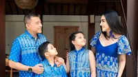 Gaya Seragam Biru Bermotif Keluarga Ashanty di Bali, Inspirasi Tampil Kompak dan Stylish