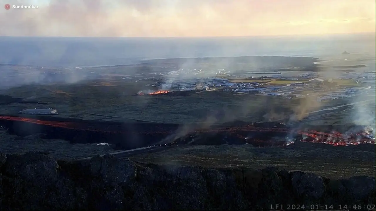 Lava dari gunung berapi meletus di Islandia yang membakar sebuah bangunan dekat kota Grindavik, Minggu 14 Januari 2024. (LIVEFROMICELAND.IS via AP).