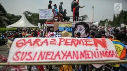 Massa yang tergabung dalam Aliansi Nelayan Indonesia membawa atribut mirip keranda mayat saat berunjuk rasa di depan Istana Merdeka, Jakarta, Selasa (11/7). Mereka memprotes kebijakan pelarangan cantrang bagi para nelayan. (Liputan6.com/Faizal Fanani)