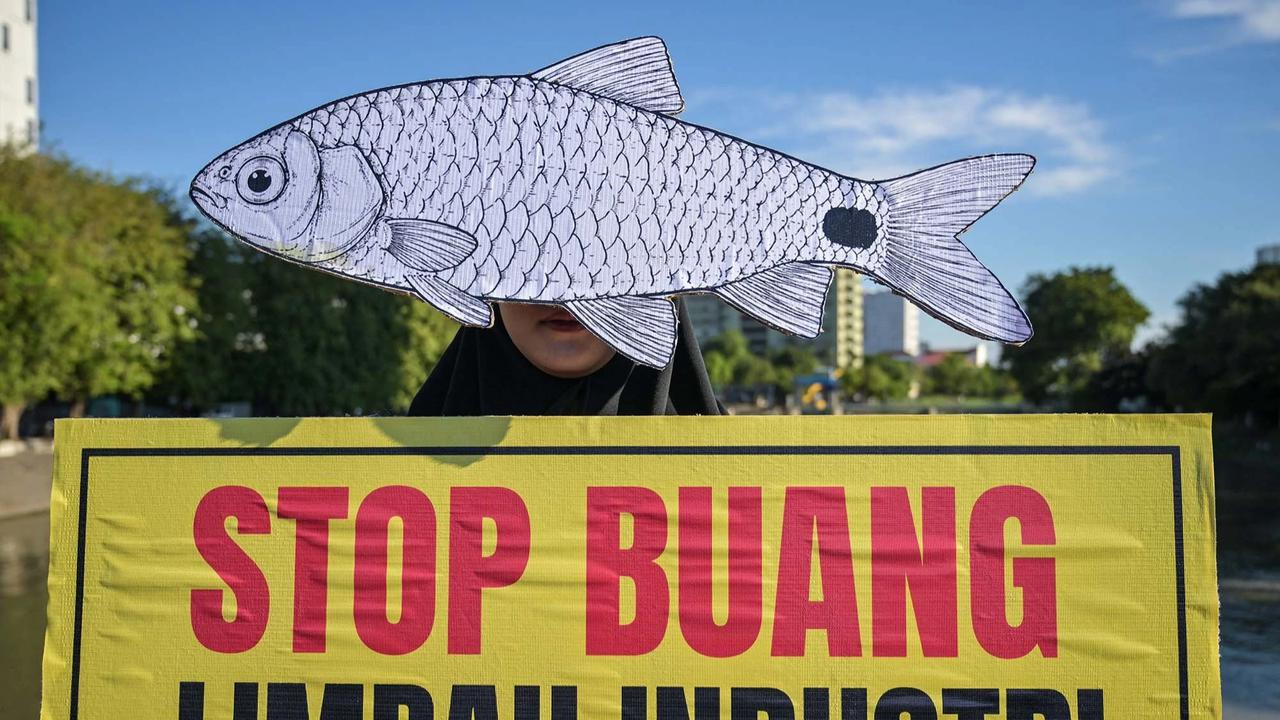 FOTO: Aktivis Ecoton Serukan Sungai Bersih pada Hari Lingkungan Hidup Sedunia
