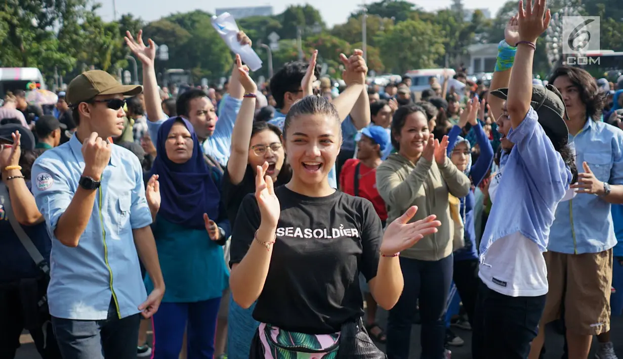 Peserta mengikuti flashmob dalam Pawai Tolak Plastik Sekali Pakai di Lapangan Aspirasi Monas, Jakarta, Minggu (21/7/2019). Pawai bebas plastik ini akan menjadi aksi terbesar di Indonesia untuk menolak penggunaan plastik sekali pakai karena sudah mengancam lingkungan. (Liputan6.com/Immanuel Antonius)