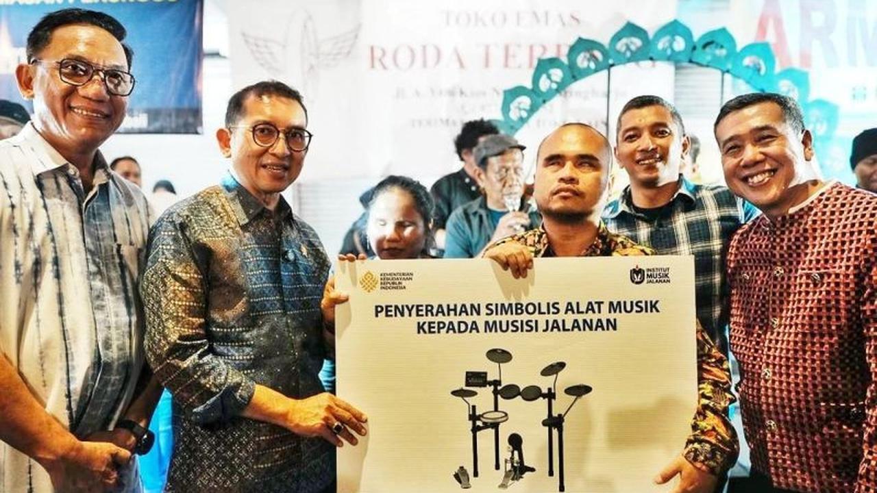 Kemenbud Serahkan Bantuan Alat Musik, Perkuat Ekosistem Seni Musisi Jalanan Yogyakarta