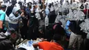 Pengunjung berdesakan pada salah satu kios di Pasar Ikan hias Parung, Bogor, Senin (27/7/2020). Pasar ikan hias yang buka pada setiap hari Senin, Kamis, dan Sabtu ini sama sekali tidak menerapkan  protokol kesatan guna mencegah penyebaran covid-19. (merdeka.com/Arie Basuki)