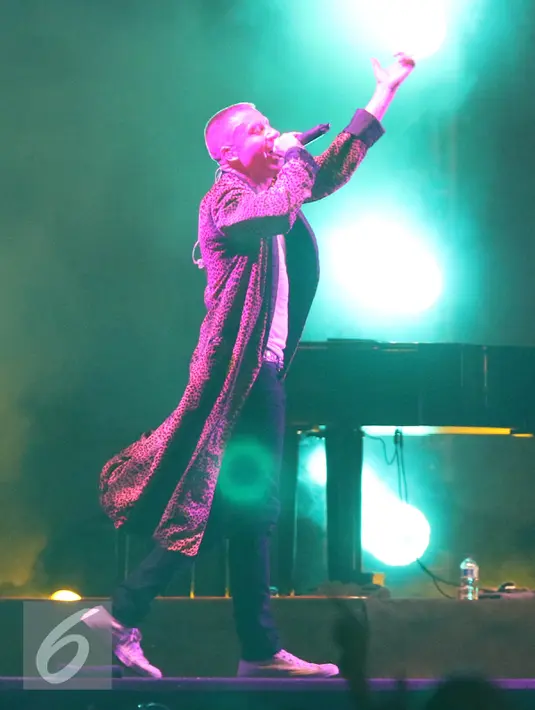 Macklemore & Ryan Lewis menutup We The Fest (WTF) 2016 hari pertama dengan ciamik, Senayan, Jakarta, Sabtu (13/8). Ribuan penonton tampak antusias menyaksikan penampilan grup asal Amerika itu. (Liputan6.com/Herman Zakharia)