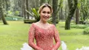 Penampilan Ayu dalam balutan kebaya jingga model sabrina juga tak kalah mencuri atensi. Kebaya dengan detail ruffle di bagian bawahnya tersebut dipadukan dengan rok batik warna cokelat. [@ayutingting92]