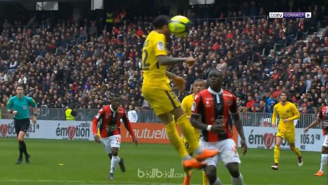 Dani Alves mencetak gol perdananya di Ligue 1 saat memastikan kemenangan Paris Saint-Germain 2-1 atas Nice, Minggu (18/3). Allan S...