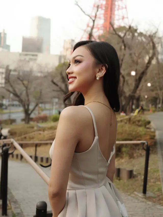 Pesona Princess Modern Naura Ayu dalam Low Back Dress dan Tas Dior Saat Liburan ke Jepang