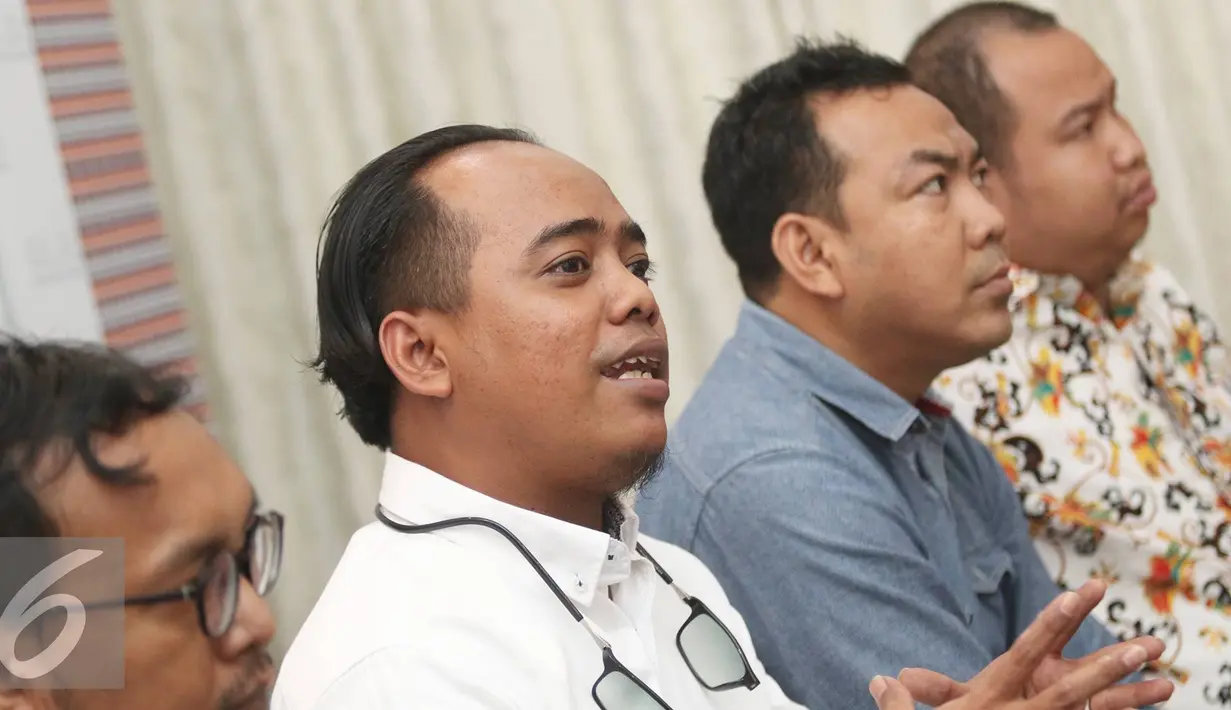 Komunitas Advokat Basuki- Djarot (Kotak Badja) menyampaikan keterangan terkait Buni Yani di Jakarta, Rabu (9/11). Kotak Badja menyatakan Buni Yani pantas dijadikan tersangka dan diproses secara hukum. (Liputan6.com/Immanuel Antonius) 