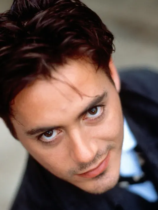 Meski saat ini miliki ketampanan luar biasa, Robert Downey Jr ini juuga sudah ganteng banget dari dulu. (Pinterest)