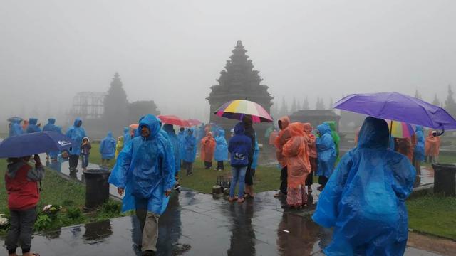 Brrr Sensasi Hujan Pagi Akhir Tahun Bersama Dinginnya