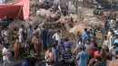 Aktivitas pedagang ternak dan pembeli di pasar hewan yang disiapkan untuk Idul Adha di Lahore, Pakistan, Minggu (4/8/2019). Umat Islam di seluruh dunia akan merayakan Hari Raya Idul Adha yang identik dengan tradisi berkurban seperti kambing, domba, onta, sapi dan kerbau. (ARIF ALI / AFP)