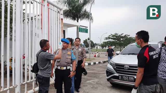 Pemeriksaan menggunakan alat pengukur suhu tubuh sebelum laga Tira Persikabo kontra Persita di Stadion Pakansari, Kabupaten Bogor, Minggu (15/3/2020).