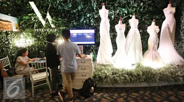 Sejumlah gaun pernikahan ditampilkan dalam Bridestory Fair di Gandaria City, Jakarta (18/3). Pameran menghadirkan 100 vendor pilihan dari Indonesia, Singapura, dan Filipina yang akan berlangsung hingga 20 Maret 2016. (Liputan6.com/Immanuel Antonius)