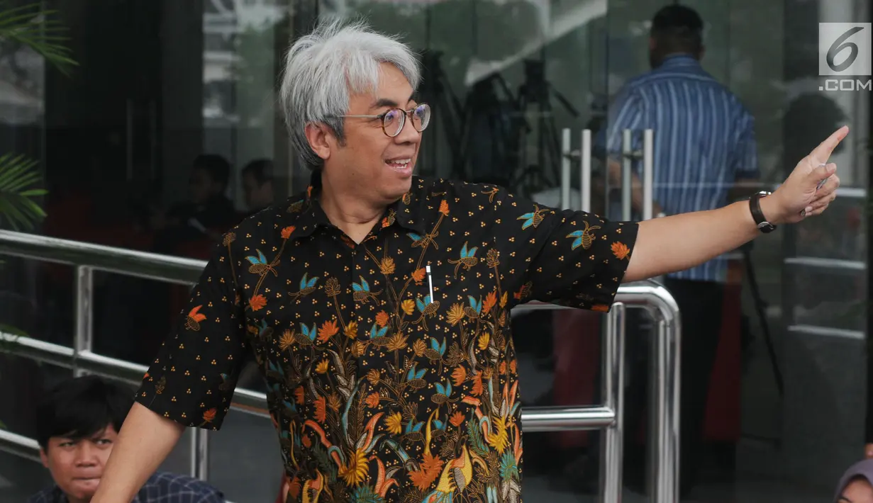 Akademisi dan pegiat antikorupsi Imam Prasodjo tiba untuk melakukan pertemuan dengan Pimpinan KPK, Jakarta, Rabu (16/5). Pertemuan tertutup tersebut membahas setrategi pencegahan korupsi di indonesia. (Merdeka.com/Dwi Narwoko)