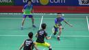 Tontowi Ahmad mengecoh pasangan China, Zhang Nan/Li Yinhui pada perempat final Indonesia Open 2018 di Istora Senayan, Jakarta, (6/6/2018). Tontowi/Liliyana menang 21-17, 21-14. (Bola.com/Nick Hanoatubun)