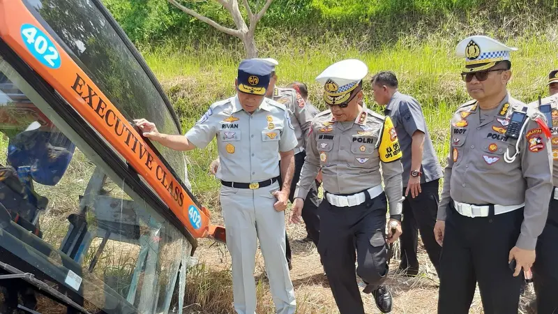 Direktur Utama Jasa Raharja Rivan A Purwantono bersama Kakorlantas Polri Irjen Pol Aan Suhanan meninjau lokasi kecelakaan bus Rosalia Indah.