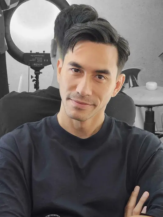 Darius Sinathrya dan model rambut baru [Instagram/darius_sinathrya]