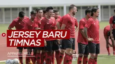 Berita video penampilan tim nasional Indonesia saat berlatih di Stadion Madya dengan jersey apparel Mills.