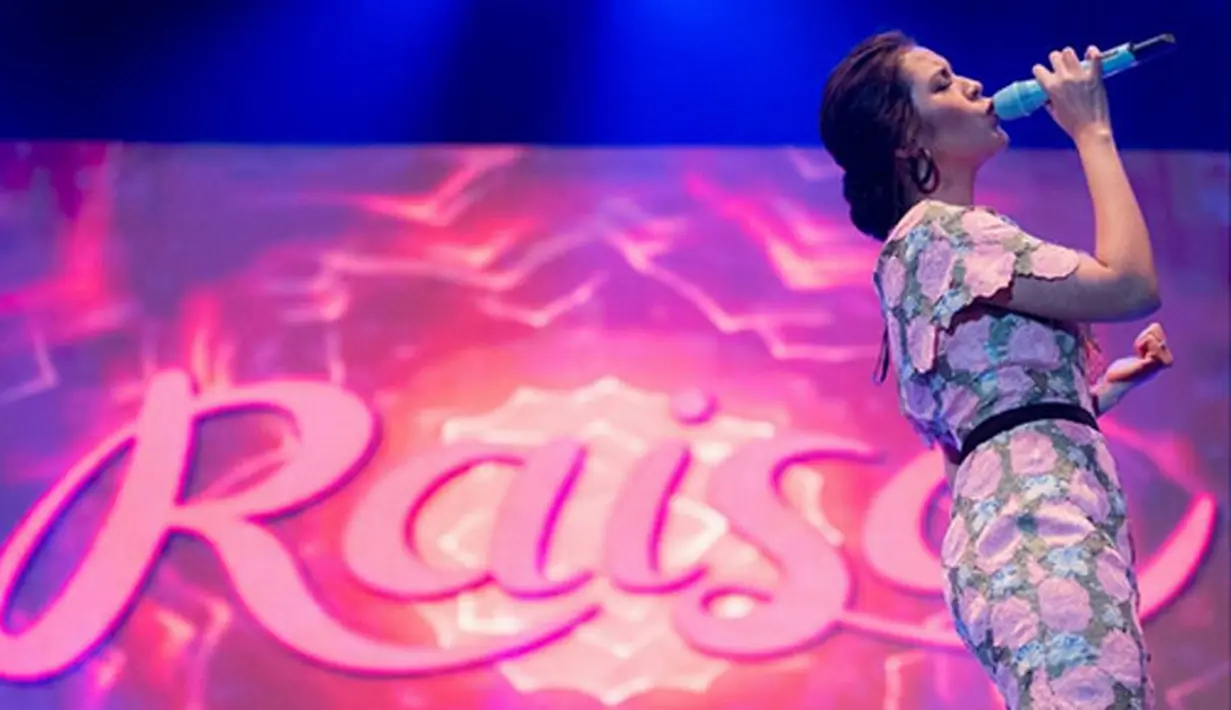 "Tadi malam adalah malam penampilan terakhirnya sebelum menuju hidup yang baru, dimana ketika di backstage semuanya terlihat tidak menentu tapi pasti diraut wajahnya." Tulis nareend sebagai keterangan foto. (Instagram/nareend)