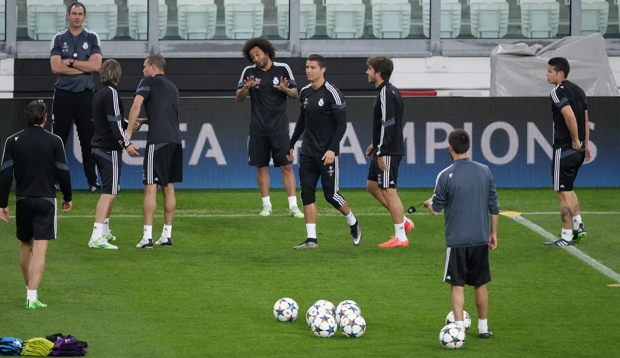 Bek Real Madrid, Marcelo terlihat santai saat melakukan latihan di Stadion Juventus, Turin, Italia (4/5/2015). Real Madrid akan menantang Juventus di leg pertama semifinal Liga Champions. (Reuters/Max Rossi)
