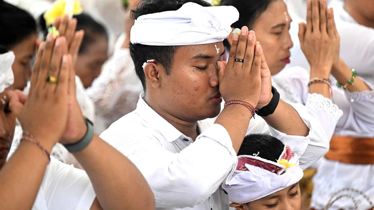 FOTO: Suasana Khidmat Hari Kuningan di Pulau Serangan Bali